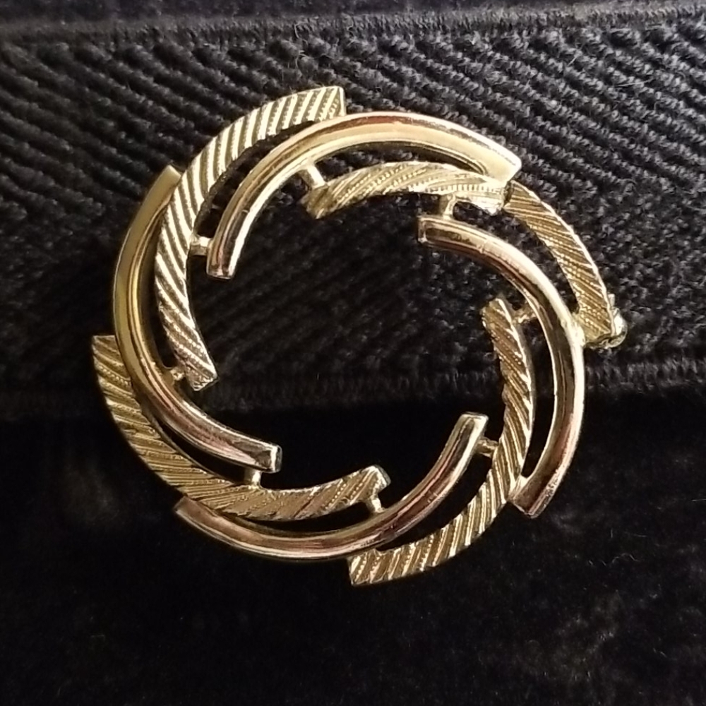 Large vintage Sarah Coventry broach/pin silver